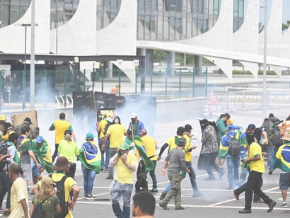 Seguidores de Jair Bolsonaro entre gas lacrimógeno en las adyacencias del Congreso de Brasil