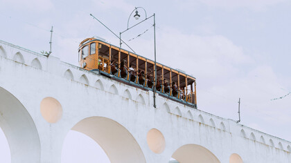 Monotrilho sob os Arcos da Lapa, monumento histórico do Rio de Janeiro, Brasil, localizado no centro da capital carioca
