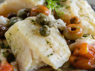 Stoccafisso all'Anconetana. Un capolavoro della cucina anconetana, dove lo stoccafisso viene cotto lentamente con pomodoro, patate, olive e aromi mediterranei