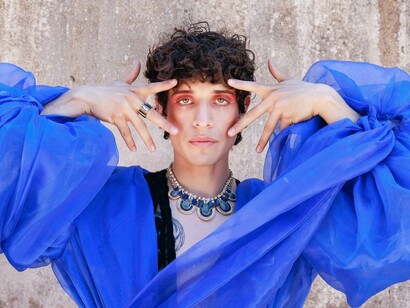 Modelo posa para foto. Outra parte legal é receber looks emprestados direto dos desfiles internacionais para os editoriais. Mas, fora isso, é muito trabalho. Como digo, quem está começando em produção de moda e só foca no glamour, desiste no primeiro mês, porque é muito trabalhoso
