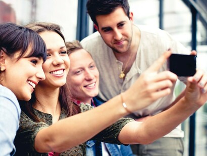 Grupo de amigos haciéndose una foto con el móvil