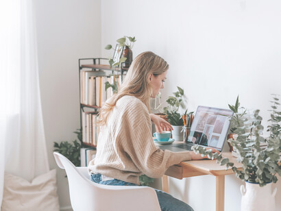 Giovane donna cura il proprio blog online. I suoi pensieri vagano tra diversi sentimenti e qualche scritto è dedicato proprio al talento che emerge sempre