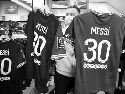 Parece ser que un famoso jugador ha fichado por un prestigiado club y el club va a ingresar una astronómica cantidad por la venta de las camisetas