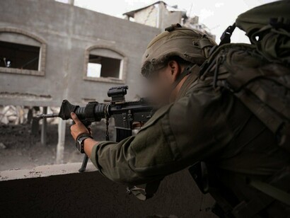 Soldado usando lupa, mira e laser em Gaza, 2024. A instabilidade da Líbia se espalhou para o sul, ajudando a desencadear uma crise prolongada na região do Sahel. Seguiu-se uma nova onda de grandes combates: a guerra Azerbaijão-Armênia de 2020 pelo enclave de Nagorno-Karabakh