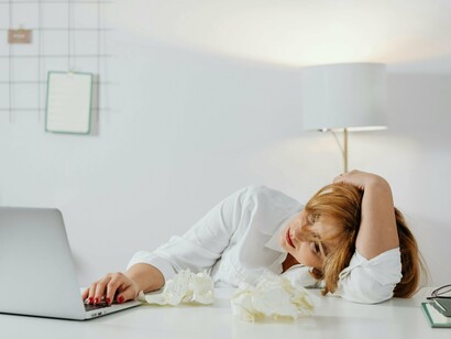 A frase me atravessou como um aviso. Quantas vezes silenciamos o corpo em nome da produtividade, da razão, do compromisso? Quantas vezes um sintoma "pequeno" é empurrado pra depois, até que o corpo finalmente grite o que a emoção já sussurrava há meses?