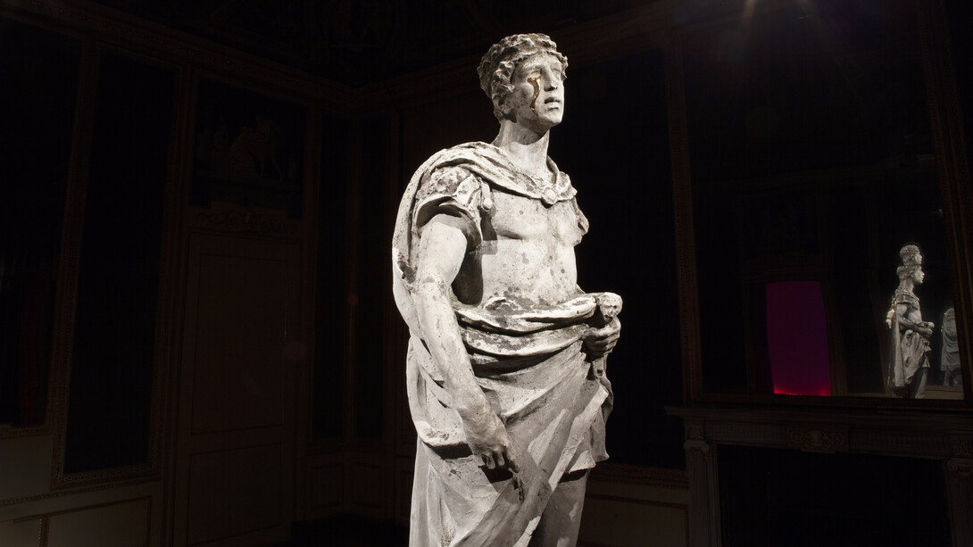 Francesco Vezzoli 
C-CUT - Homo Ab Homine Natus 
2018 
Scultura in cemento (XX sec.), bronzo, testa in marmo (50 AC - 37 DC), gesso alabastrino, tempera ad uovo, cera microcristallina 191 x 62 x 51 cm  ©Sebastiano Pellion di Persano  
