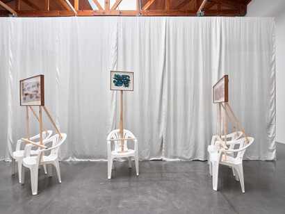 Oscar Murillo, El pozo de agua, vista de exhibición. Cortesía de kurimanzutto