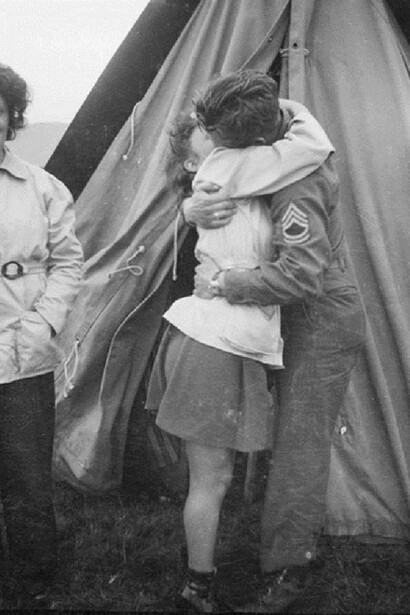 A soldier hug his girlfriend
