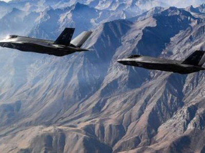 Two Lockheed Martin F-35 Lightning II fighter jets assigned to the Argonauts of Strike Fighter Squadron (VFA) 147 fly in formation during a photo exercise over Lemoore, California, on Nov. 16, 2018