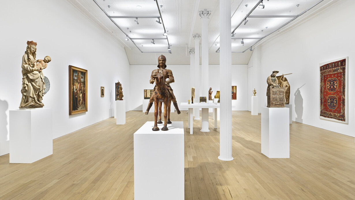 Treasures of the medieval world, exhibition view. Courtesy of Luhring Augustine 