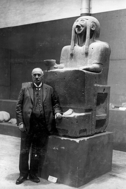 Max von Oppenheim and his ‘seated goddess’ at the Tell Halaf Museum, Berlin, c. 1930, © Max Freiherr von Oppenheim Foundation, Archives, Sal. Oppenheim jr. & Cie., Cologne