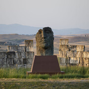 Igor Mitoraj, Tindaro screpolato, exhibition view. Courtesy of Contini Art Gallery