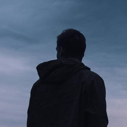 Muchas personas experimentan un vacío existencial, una sensación de desconexión con el mundo y consigo mismas