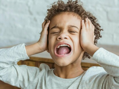 Menino em crise. O uso excessivo de tecnologias pode interferir no desenvolvimento de habilidades sociais fundamentais. Crianças que passam muito tempo online podem apresentar dificuldades em interações presenciais, mostrando-se menos capazes de interpretar expressões faciais e pistas não verbais em conversas reais. Isso pode prejudicar o desenvolvimento da empatia e das habilidades de comunicação necessárias para a convivência em sociedade
