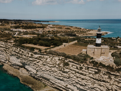 Malta, profilo costiero, visione aerea. Quasi la metà degli espatriati trova facile stringere amicizie locali, più della media mondiale, e il 64% si sente "come a casa"