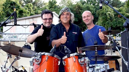 Al centro della fotografia Tony Cicco, con Ciro di Bitonto e Angelo Anastasio, i musicisti che lo accompagnano nei live e che hanno suonato nel nuovo disco.