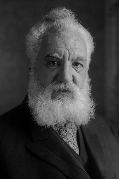 Oltre al telefono, Bell si dedicò a numerose invenzioni in ambito acustico, contribuendo anche allo sviluppo di dispositivi per persone con problemi uditivi