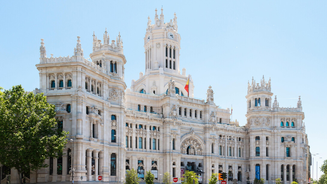 Aproveite uma curta visita a Madrid e descubra como explorar sete pontos turísticos imperdíveis em apenas oito horas. Da vista panorâmica no 360º Rooftop Bar à majestade do Palácio Real, veja como otimizar seu tempo na capital espanhola