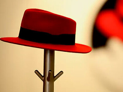 Un grande cappello rosso