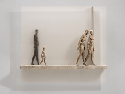 Hermann Josef Runggaldier, Alltag, 2015, legno di noce, plexiglas, 80 x 90 cm  