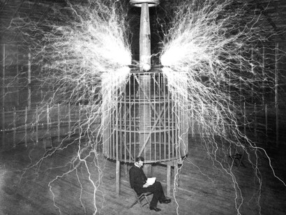 Nikola Tesla demuestra la seguridad de su famosa bobina