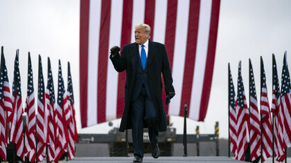 Donald Trump llega al Aeropuerto Internacional de la Región Capital para un mitin de campaña, el 27 de octubre de 2020 en Lansing, Michigan