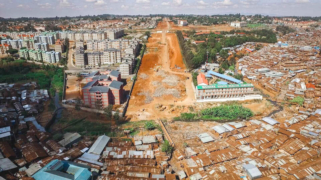 Johnny Miller; Fotografía de la serie Escenas desiguales que muestra la desigualdad económica en diversos sitios del mundo. En este caso, en Nairobi, Kenia