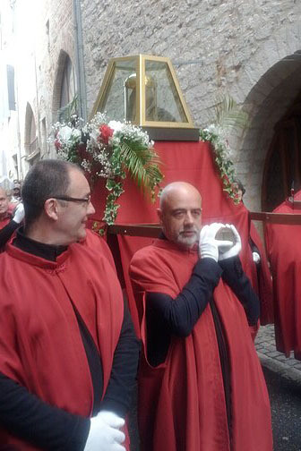 Miembros de la iglesia llevan en procesión la Santa Cofia,Cahors, Francia. Dicha reliquia es el lienzo con que se rodeó la cabeza exánime de Jesucristo