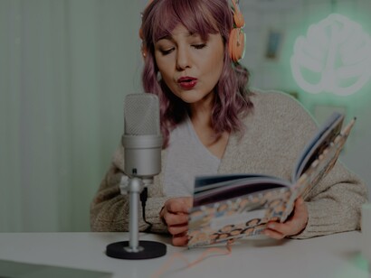 Mulher lê um livro para um podcast