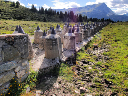 Pian dei Morti (Curon Venosta, Bolzano). Scorcio dei denti di drago