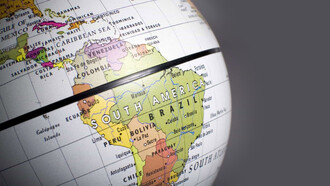 Región de América Latina en un globo terráqueo