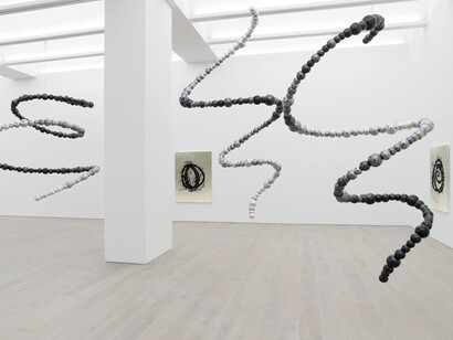 Jean-Michel Othoniel, View of the exhibition “Dark Matters” at Perrotin New York. Jean-Michel Othoniel / ADAGP, Paris 2018. Photo: Guillaume Ziccarelli