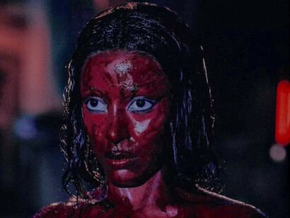 Doja Cat mostra seu alter-ego coberta de vermelho em clipe de nova canção