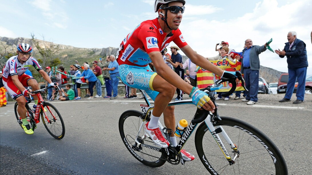 Fabio Aru luciendo el jersey rojo de líder en la Vuelta España 2015