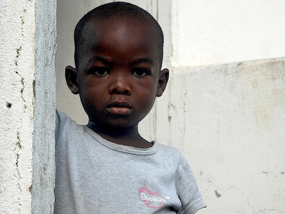 Niño en Douala, Camerún. Foto: Javier Andrés Beltrán