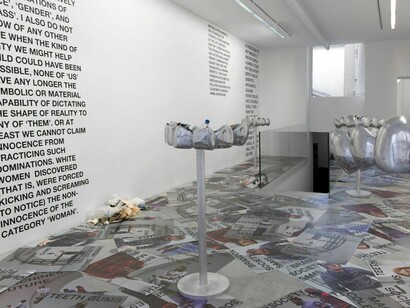 LiliReynaud-Dewar Vue de l’exposition / View of the exhibition, «Dents, gencives, machines, futur, société», kamelmennour, (6rueduPontdeLodi), Paris, 2016© LiliReynaud-DewarPhoto. JulieJoubert & archives kamelmennourCourtesy the artistand kamelmennour, Paris/London