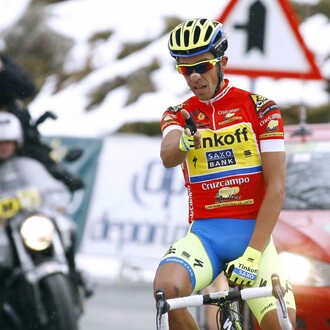 Alberto Contador con el maillot rojo de la Vuelta a España