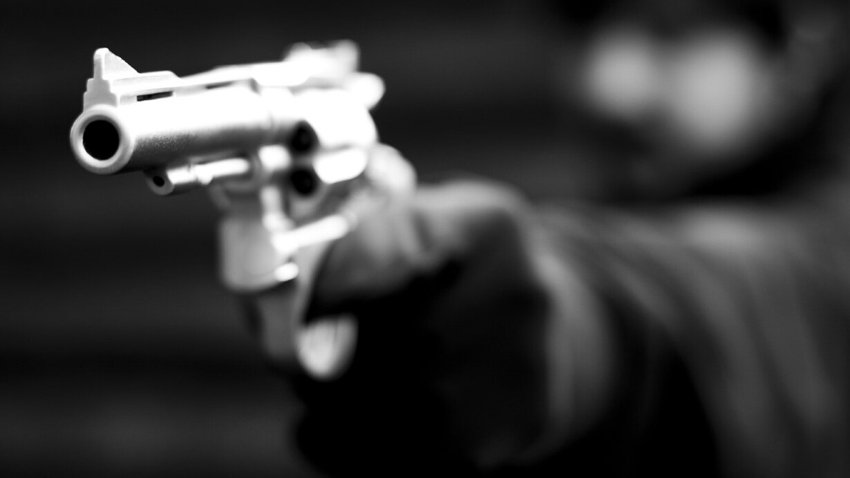 Un delincuente con una pistola