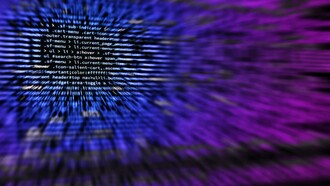 A IA já está substituindo atividades que antes eram exclusivas de seres humanos. Em 2025, por exemplo, a Salesforce anunciou que substituiu milhares de atendentes de suporte por agentes inteligentes de IA, através da plataforma Agentforce, capaz de resolver dúvidas e simular empatia com o cliente. No campo das traduções, ferramentas como o DeepL e modelos de linguagem avançados já realizam versões quase perfeitas de textos complexos, transformando o papel do tradutor humano em um editor de precisão. No setor bancário e de serviços, assistentes virtuais já resolvem a maioria das solicitações simples, diminuindo a necessidade de equipes inteiras de atendimento