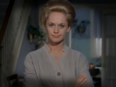 Tippi Hedren in una scena del film tratta dal trailer. Marnie è un thriller psicologico che segue la storia di Marnie Edgar (Tippi Hedren), una donna affetta da cleptomania e traumi emotivi legati al suo passato