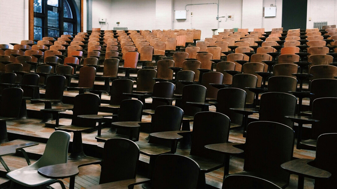 Refletir sobre a crise no sistema educacional envolve mais do que discutir a qualidade do ensino. É essencial entender como a educação, em sua essência e história, molda a sociedade e sustenta estruturas de poder