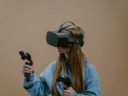 Menina joga com óculos de VR e controles