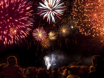 Una multitud presencia un espectáculo pirotécnico