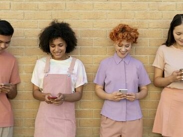 Amigos vidrados em seus smartphones. Talvez seja, no meu entender, o maior defeito da contemporaneidade, um defeito que se foca tanto no ser individual, que o pisa sempre que pode em prol de uma homogeneização