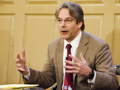 En 2020, Ikenberry declara: “las semillas de la crisis fueron plantadas en el momento del triunfo” tras la Guerra Fría, cuando el orden liberal dejó de ser solo un club de países occidentales para convertirse en algo globalizado, con miembros que no necesariamente comparten todos los valores liberales ni los compromisos institucionales. G. John Ikenberry en el Miller Center, 2011, Virginia, EE.UU.