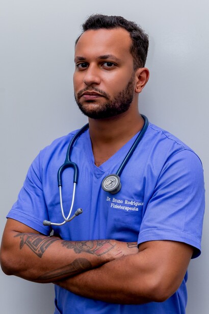 Dopo un paio di mesi era diventato uno di casa. Faceva compagnia al padre del vicino, lo accompagnava, gli preparava i medicinali, e tutto andava liscio