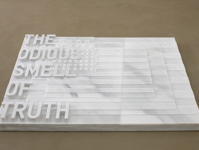 Rirkrit Tiravanija, untitled 2020 (the odious smell of truth) (three flags, 1958), 2020, marmo, 77.8 x 115.6 x 6.5 cm, Cortesia dell'artista e della Galerie Chantal Crousel, Paris, foto Martin Argyroglo