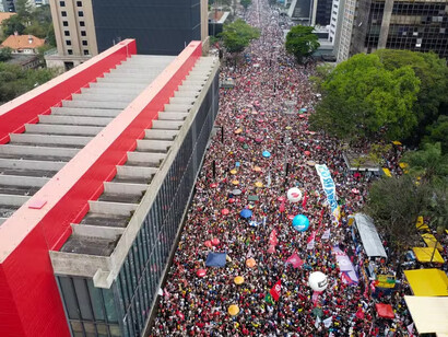 A multidão toma a Avenida Paulista diante do MASP durante protesto realizado em São Paulo. O texto reflete sobre a relação entre participação social, democracia e transformação política. MASP (Museu de Arte de São Paulo - Av. Paulista, São Paulo - SP)