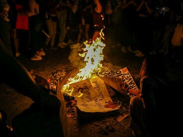Se levarmos em conta que a internet foi primeiramente colonizada pela classe mais favorecida da sociedade, não é estranho que a direita tenha surfado com tanta força por tantos anos. Quando a classe menos favorecida chegou, a pauta já havia sido definida. É como aquele amigo que chega atrasado e precisa beber a cerveja que sobrou


