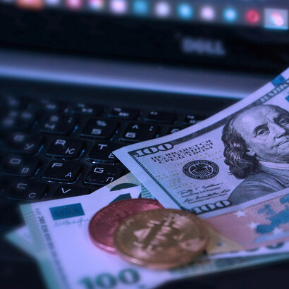 Geld ist eine geniale Redundanzentzerrungsmedialität: Es erlaubt Koordination unter Fremden, ohne dass Sinn geteilt werden muss. Gerade deshalb ist Geld als Sinnkriterium so verführerisch